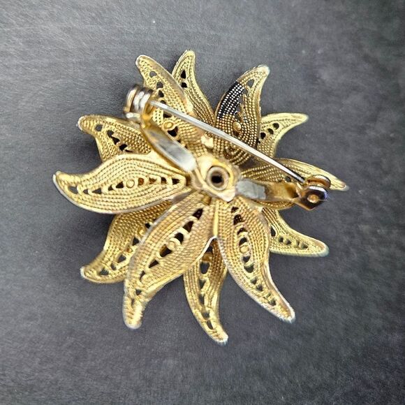Vintage Gold Tone Delicate Filigree Textured Petal Rose Floral Brooch Lapel Pin - Picture 2 of 7